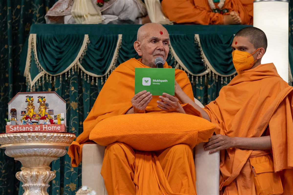 Swamishri reveals the family activity for Monday is mukhpath (memorisation of scriptural passages)