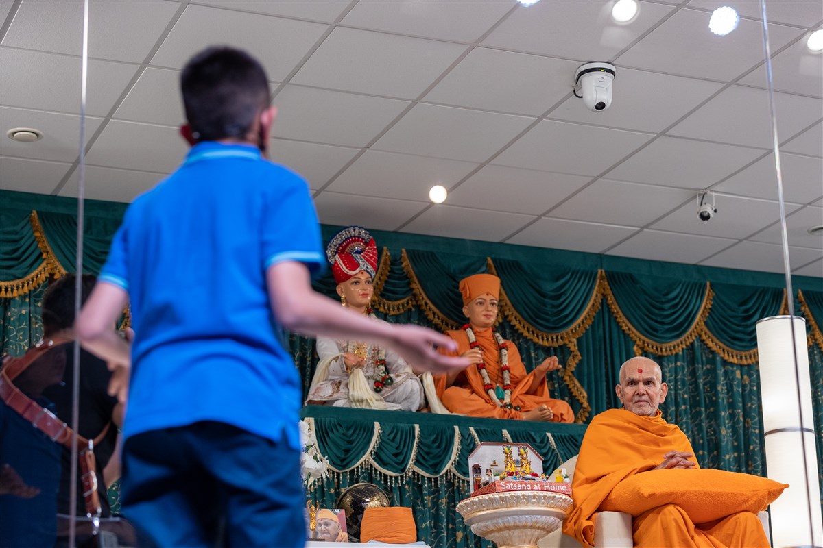 Swamishri interacts with the child performer