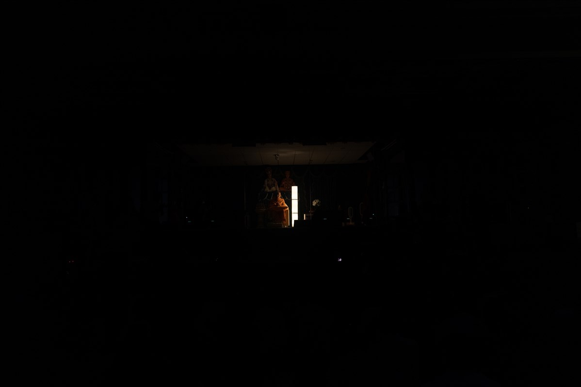 Swamishri applies a practical analogy from Vachanamrut Panchala 1 about light and darkness