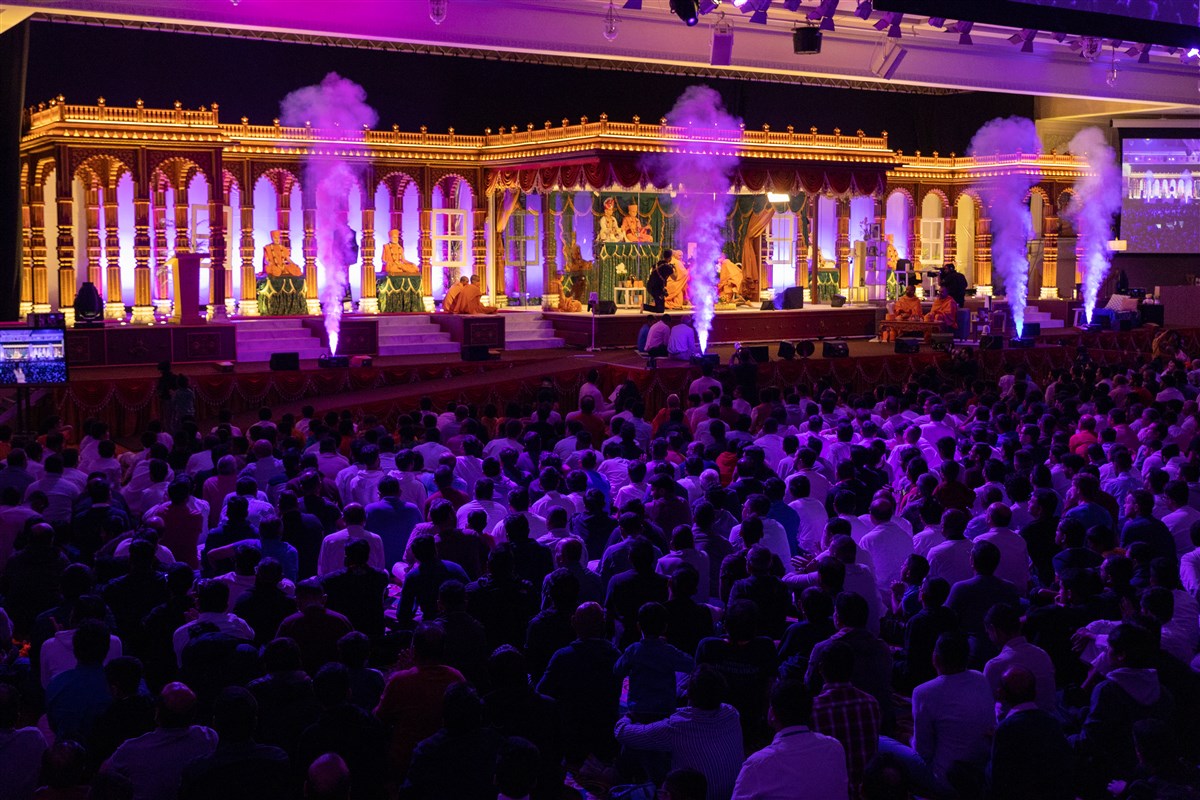 Devotees during the assembly