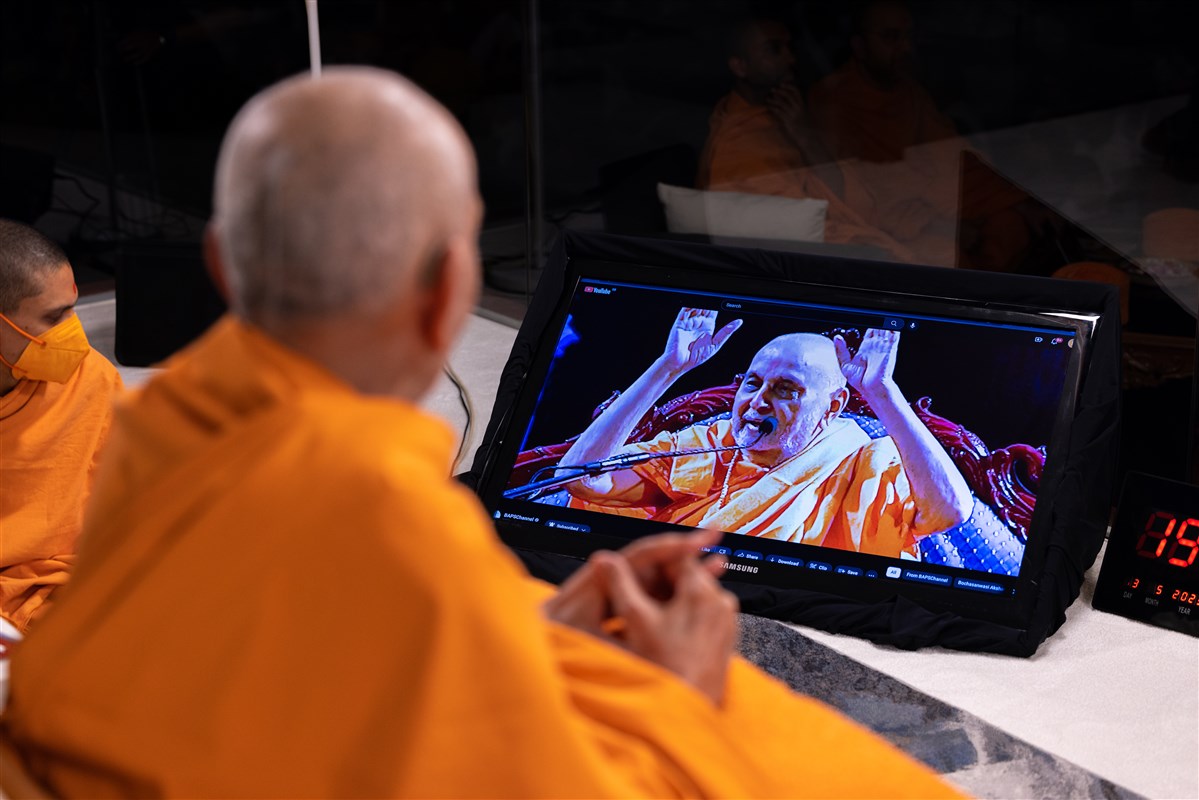 Swamishri watches a smruti video of Pramukh Swami Maharaj