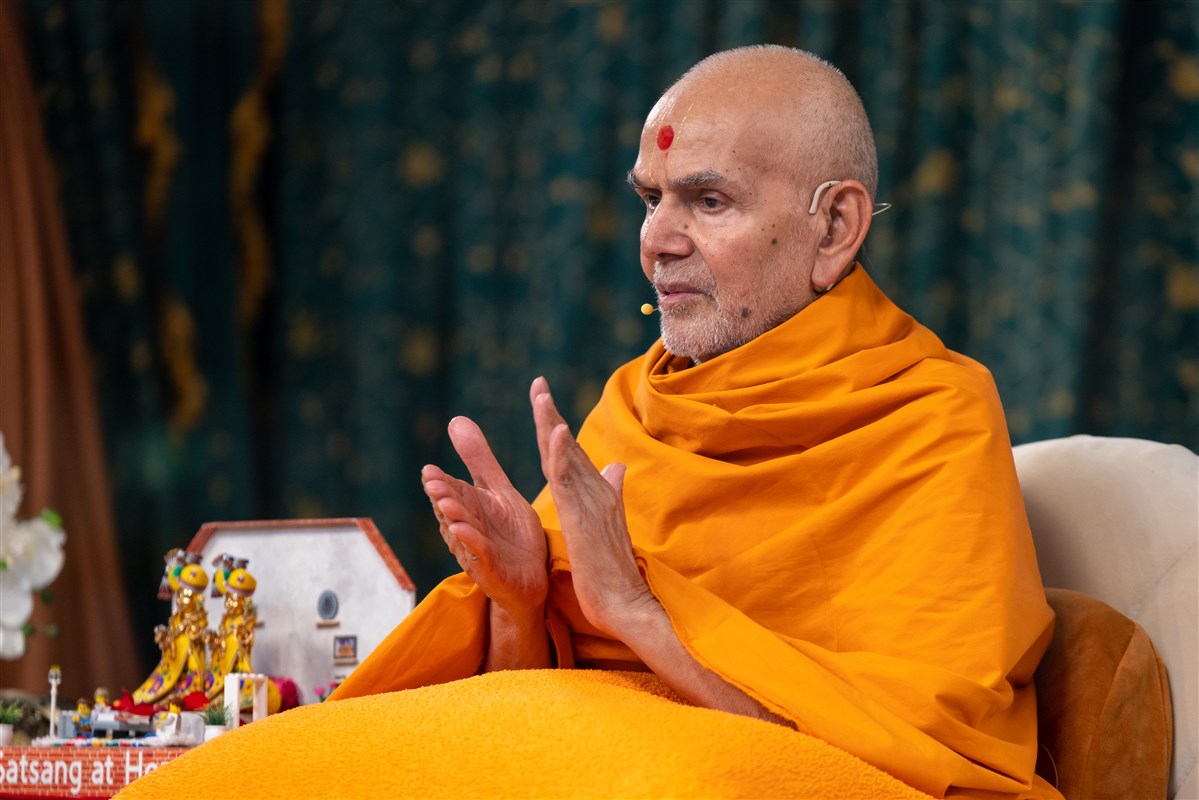 Swamishri chants the 'Swaminarayan' mahamantra as he prays for the families
