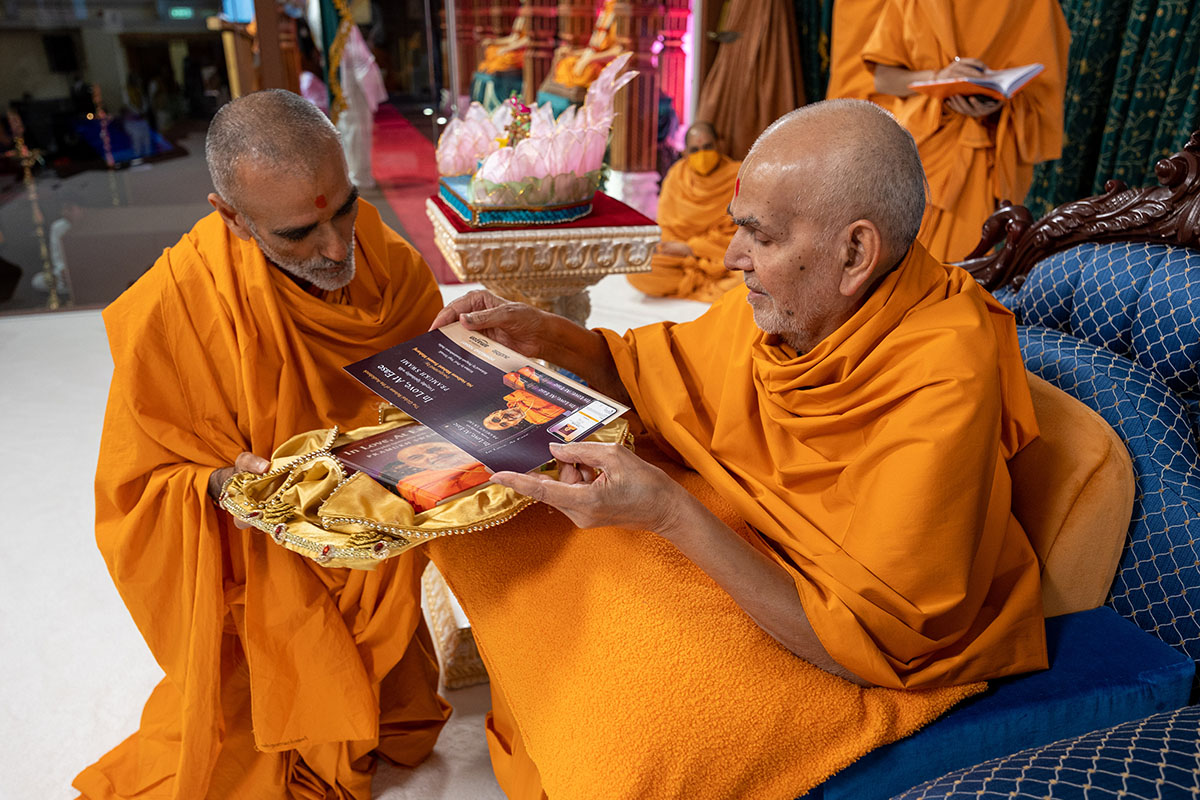 HH Mahant Swami Maharaj inaugurates the audiobook of “In Love, At Ease"