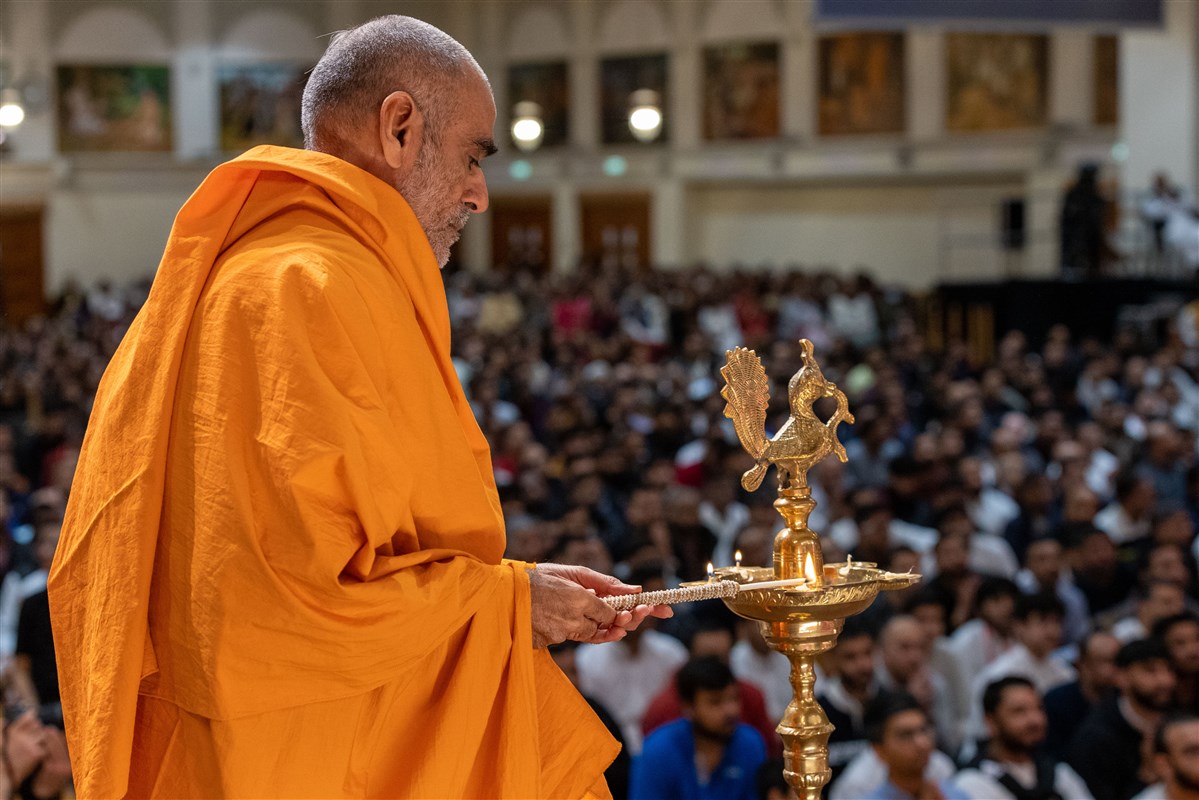 ...and Anandswarupdas Swami in inaugurating Karyakar Din