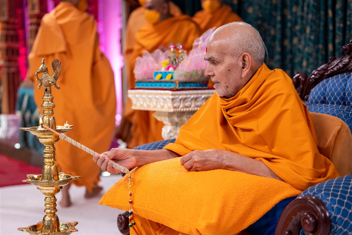 Swamishri lighted the sacred lamp to ceremonially inaugurate Karyakar Din 