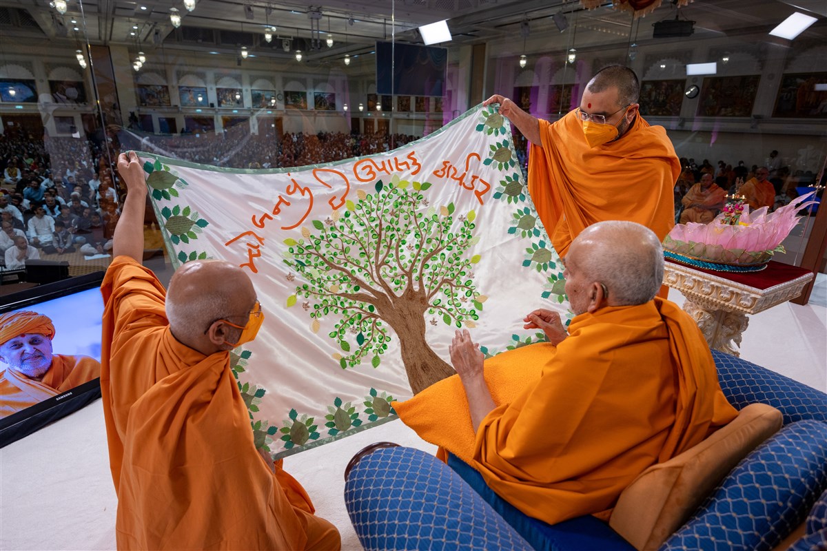 Tyagprakashdas Swami and Yogikirtandas Swami presented Swamishri with a decorative shawl reiterating the day's central theme