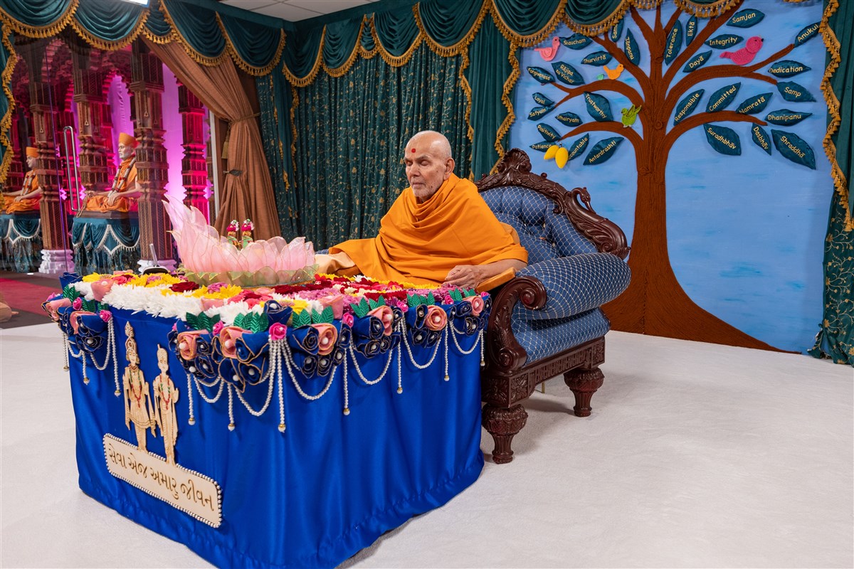 Param Pujya Mahant Swami Maharaj's puja was decorated with messages related to seva