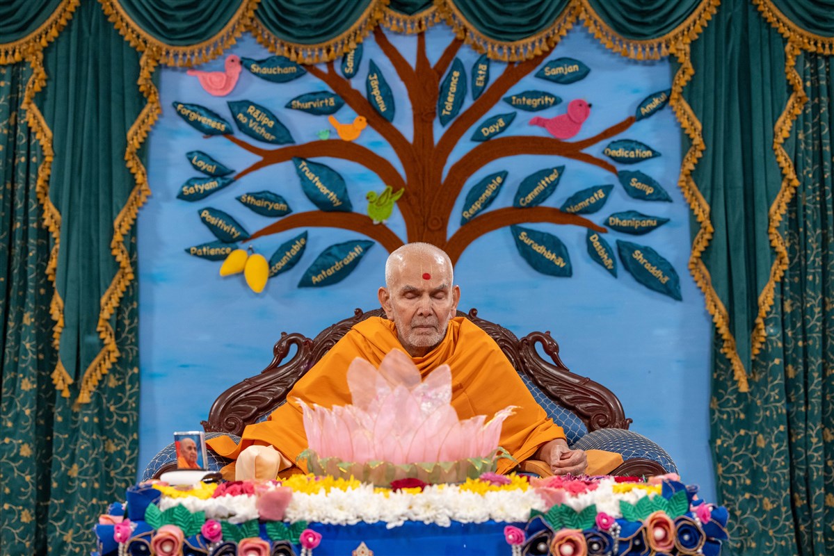The backdrop to Swamishri's puja depicted a tree of growth...