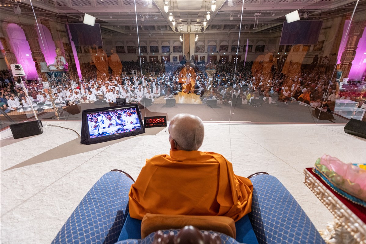 Swamishri greeted all the volunteers and devotees with folded hands at the end of his puja