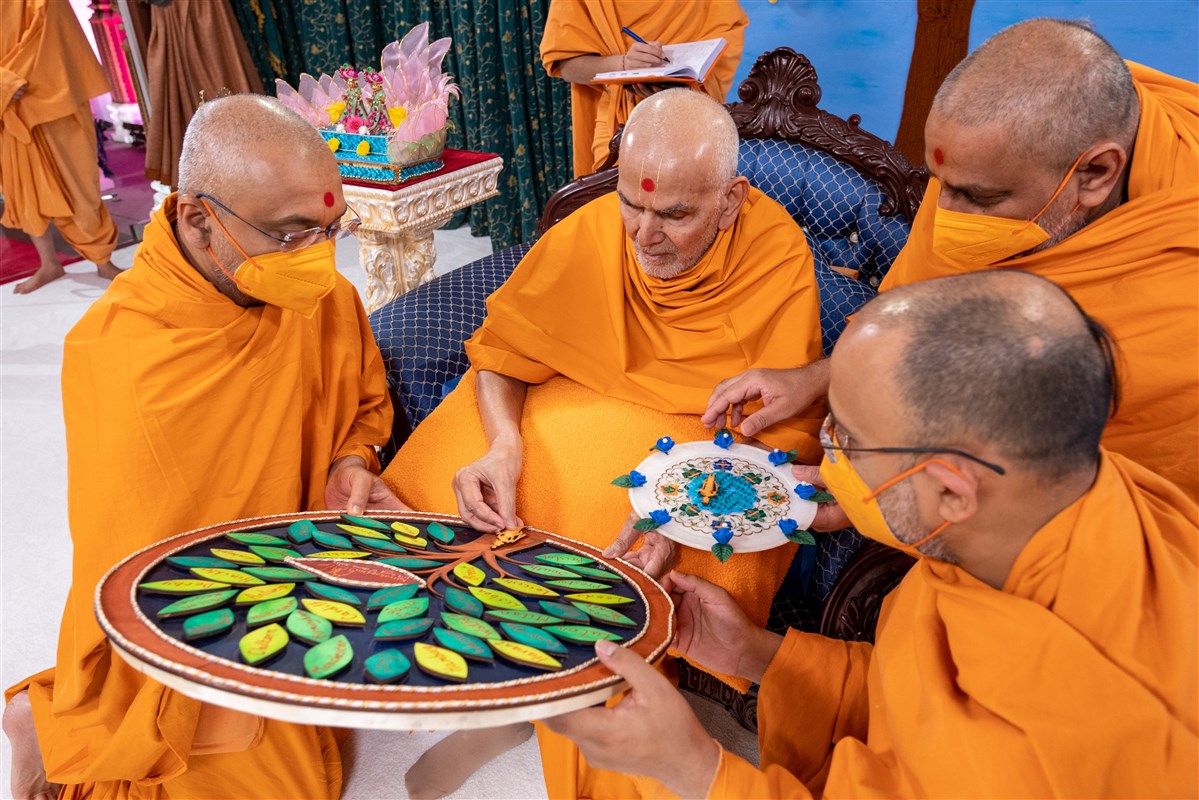 Swamishri added the images of Akshar-Purushottam Maharaj to the artwork...