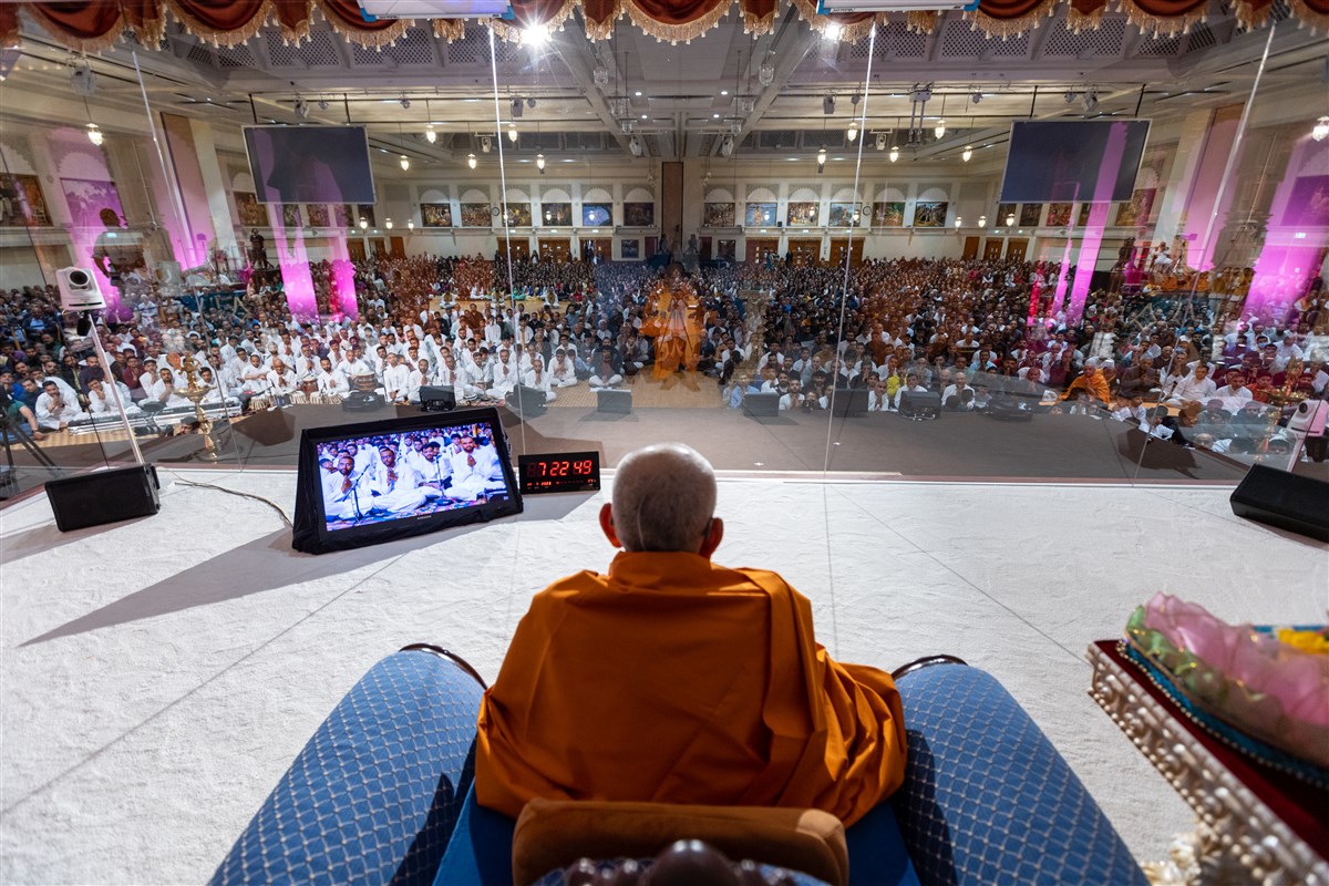 Swamishri greets the volunteers and devotees with folded hands