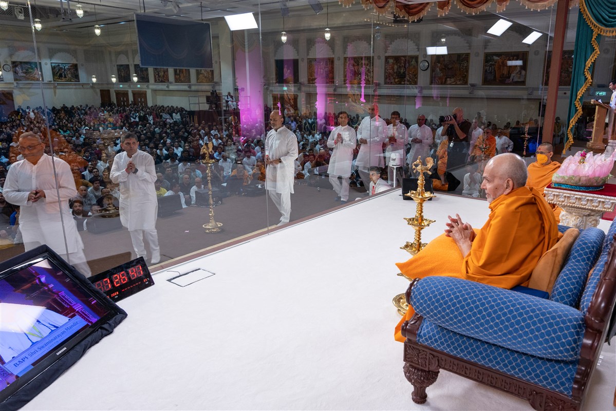 Swamishri blesses senior volunteers as they participate in the inauguration ceremony of Karyakar Din