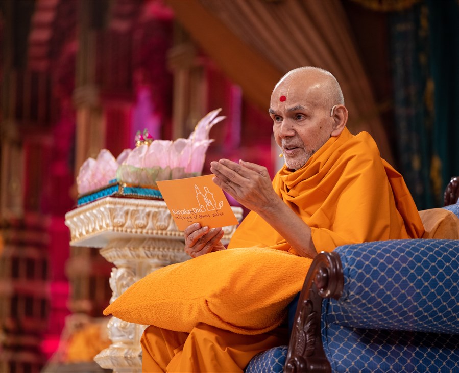 Swamishri blessing the morning assembly