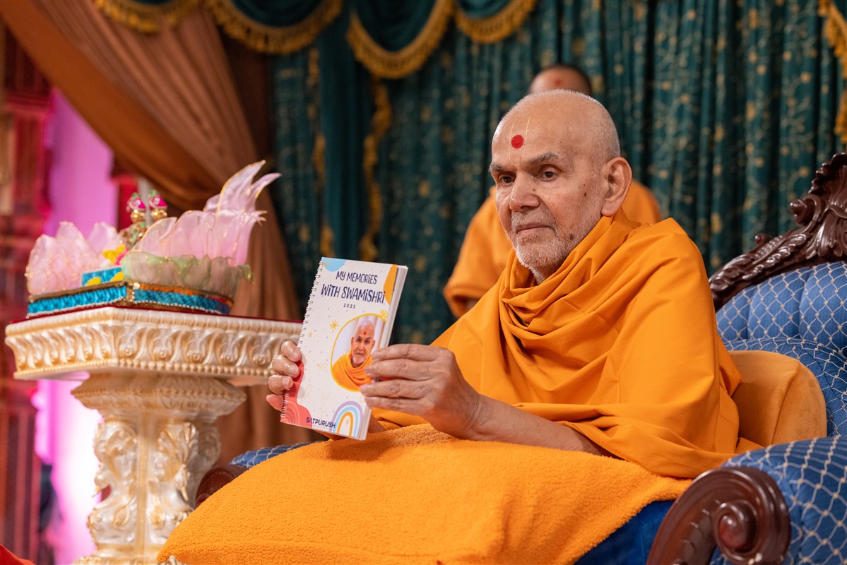 Swamishri inaugurates a diary for children to write their memories with Swamishri