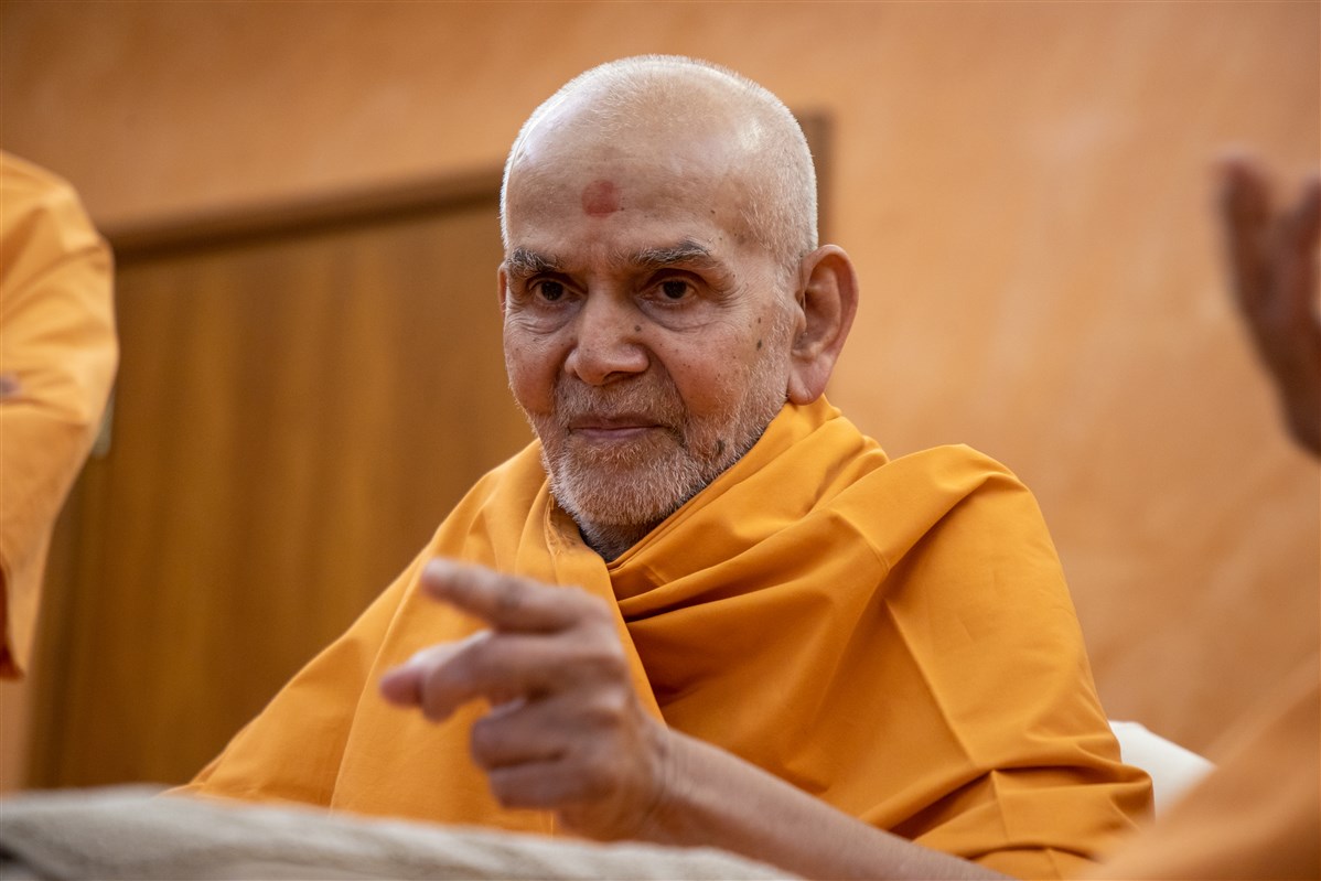 Swamishri interacts with the swamis and sadhaks during the afternoon assembly