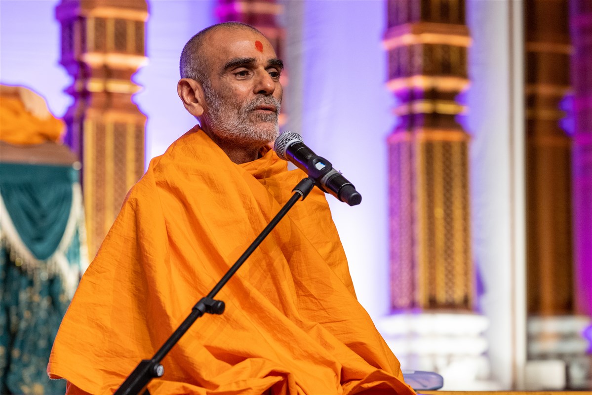 Anandswarupdas Swami delivers a discourse in the evening assembly