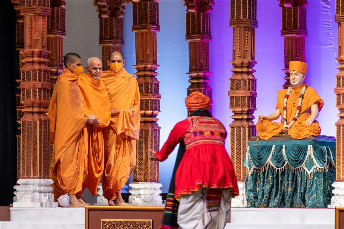 Swamishri is welcomed by a devotional performance