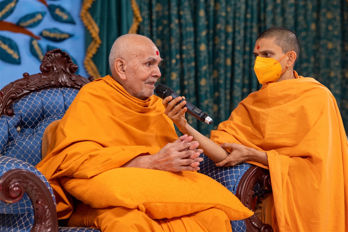 Swamishri interacts with the narrator