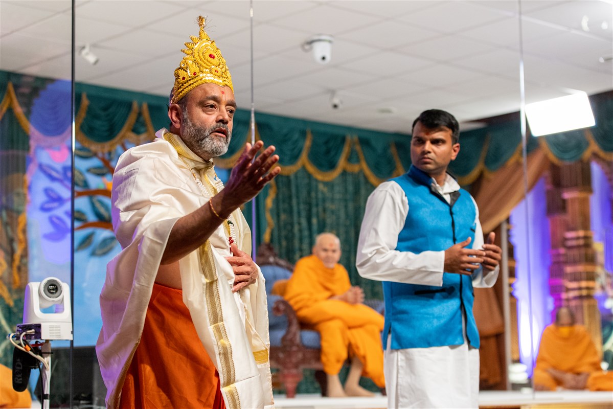 Swamishri watches the skit as it highlights satsang virtues essential to performing one's seva