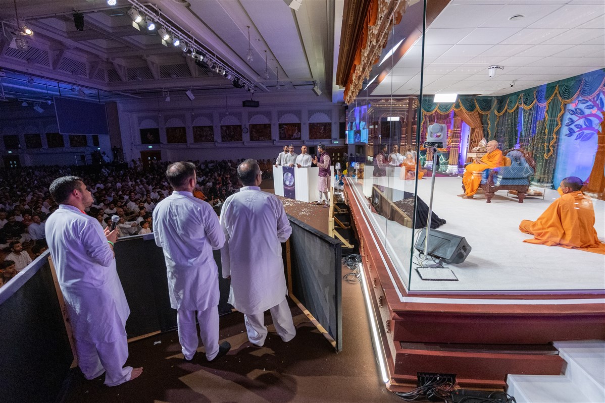 Swamishri interacts with the volunteers