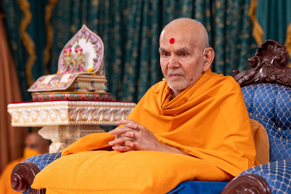 Swamishri listens intently to the karyakars' questions