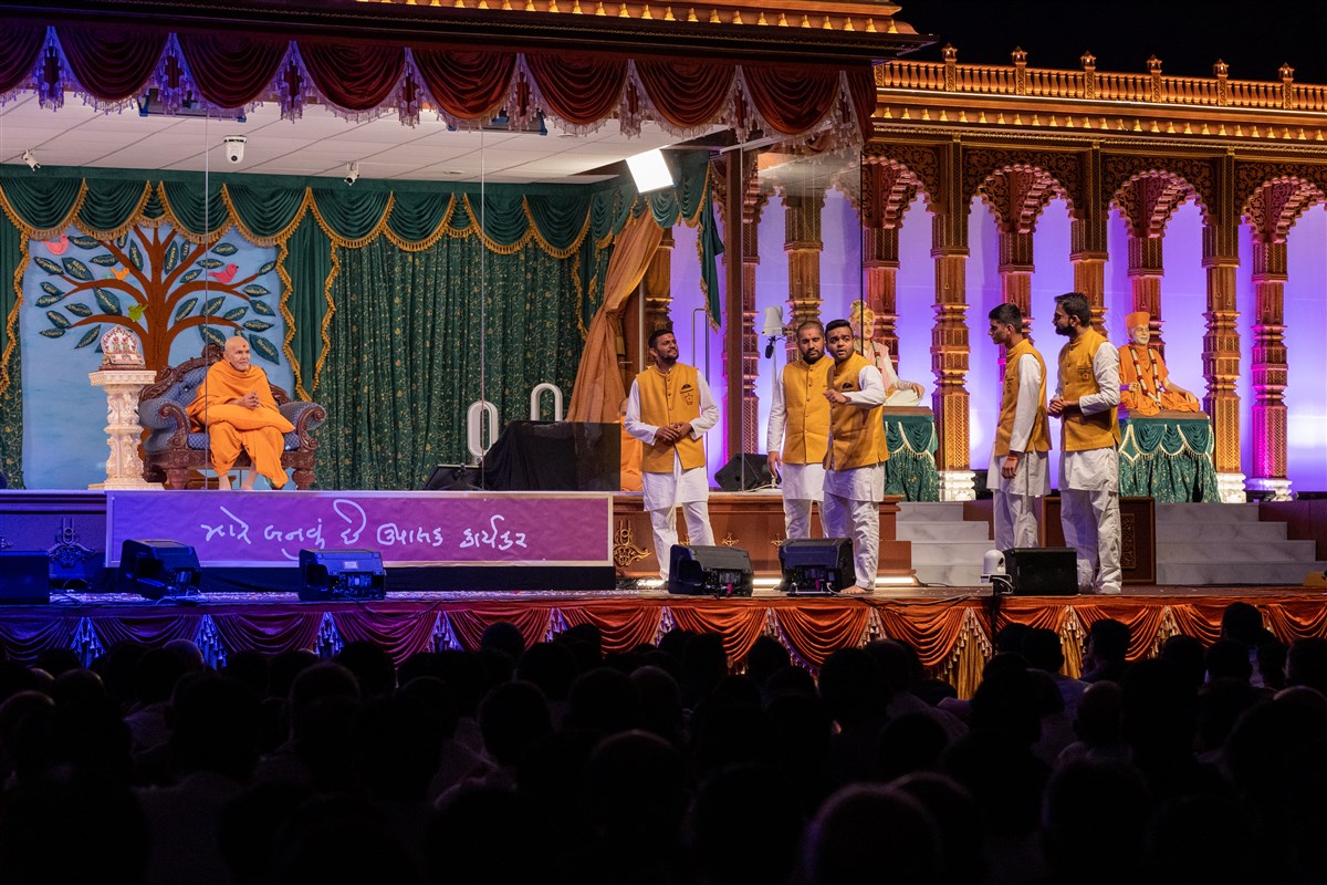 Swamishri watches the skit