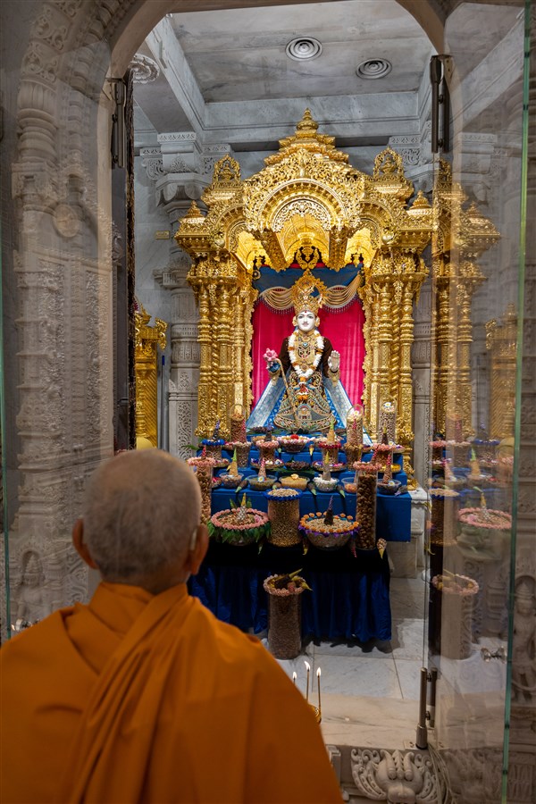 Swamishri performs the morning arti of Ghanshyam Maharaj