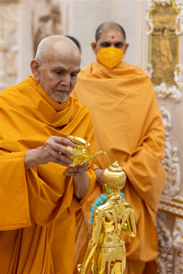 Swamishri performing the abhishek of Shri Nilkanth Varni
