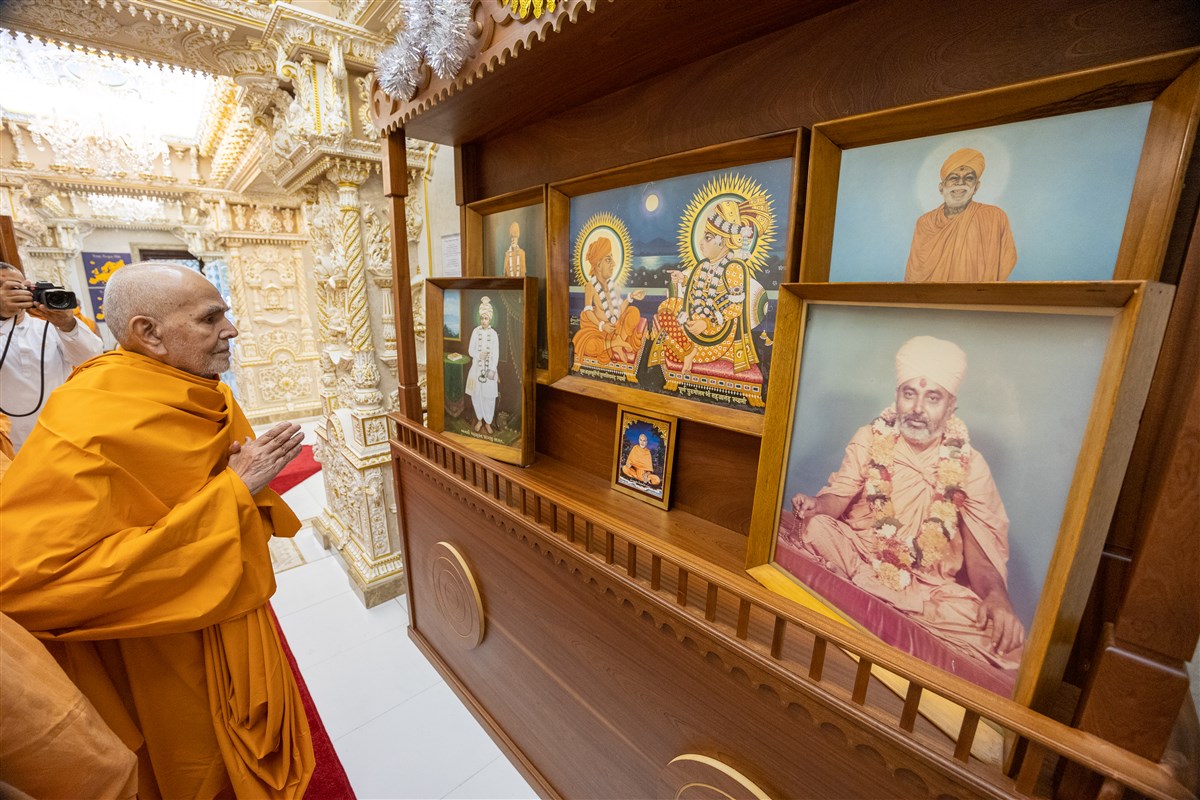 Swamishri observes the sacred murtis of the former mandir in Islington, north London, inaugurated by Yogiji Maharaj in 1970 – previously sanctified by Shastriji Maharaj in 1948 and installed in Kampala, Uganda