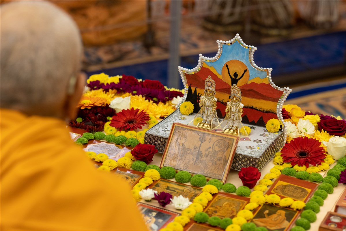 Swamishri performing his puja