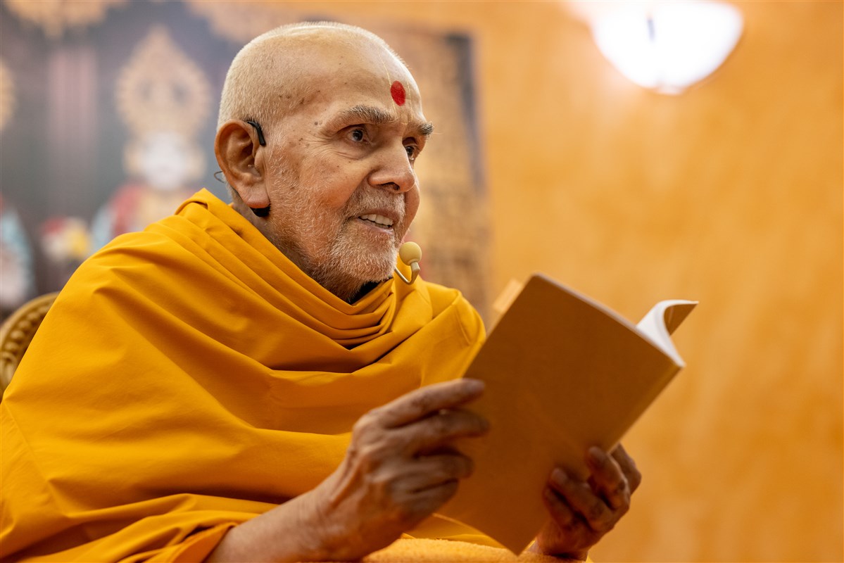 Swamishri blesses the morning assembly by elaborating upon the words of Pramukh Swami Maharaj