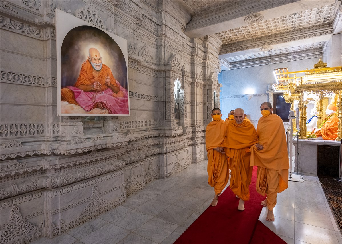 Param Pujya Mahant Swami Maharaj arrives in the upper sanctum for darshan on the morning of Yogi Jayanti