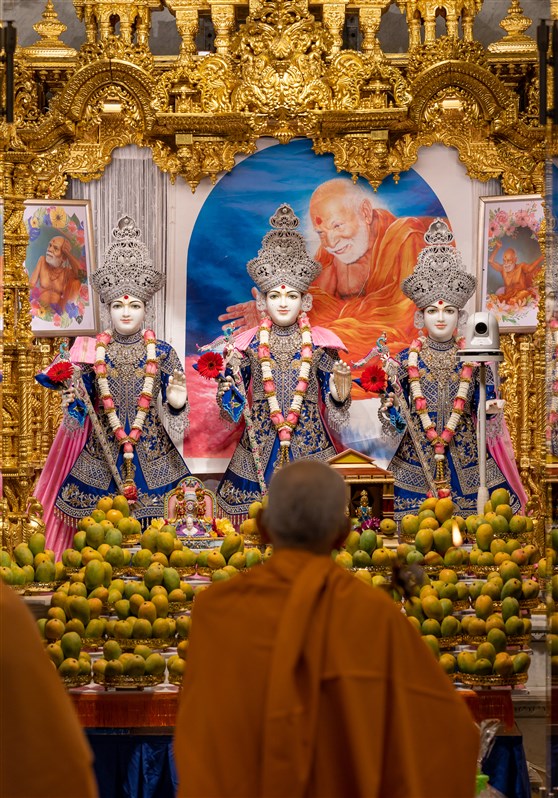 Swamishri performing the morning arti in the central shrine