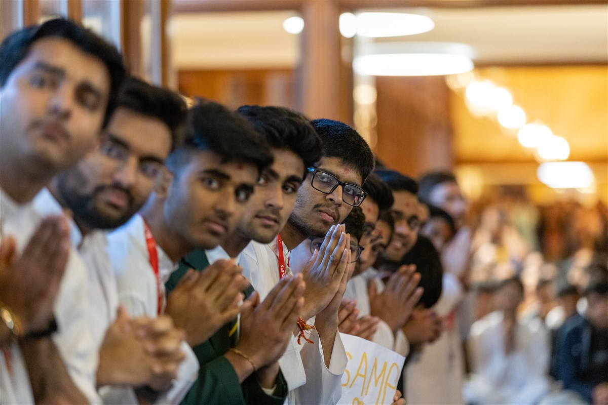 Youths awaiting Swamishri's darshan