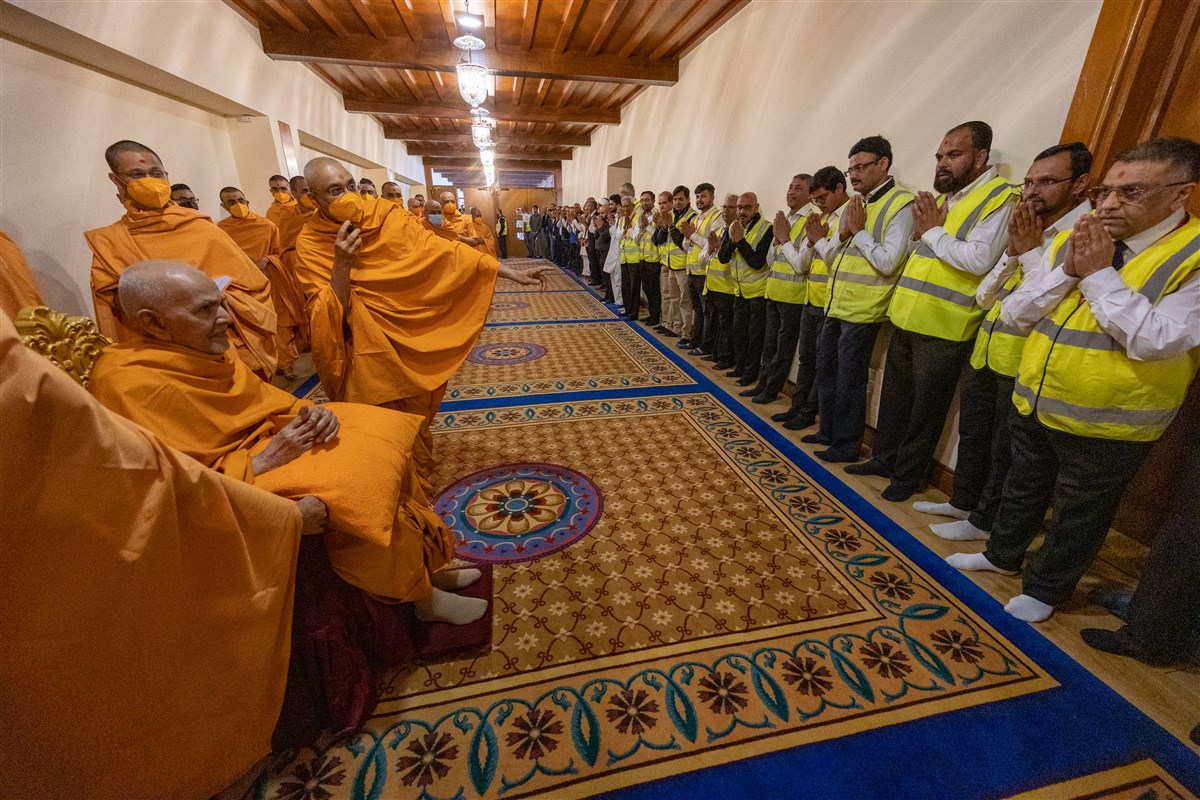 Swamishri blesses volunteers on his way to his puja