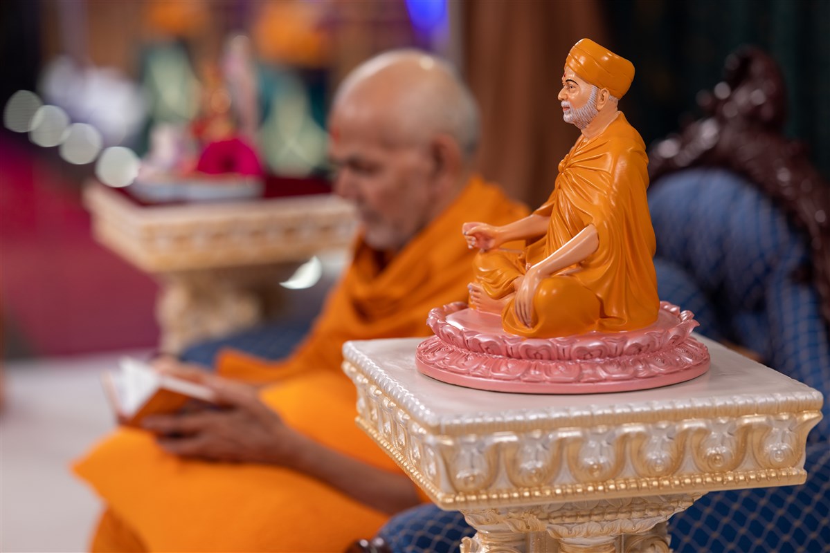 Swamishri reads the Shikshapatri and Satsang Diksha on the morning of Yogi Jayanti