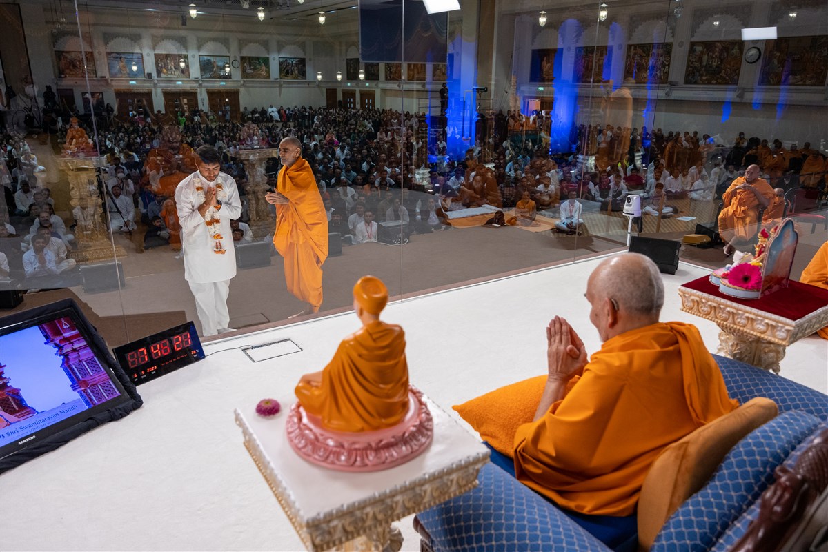 Swamishri blesses the flautist, Rikhil Raithatha