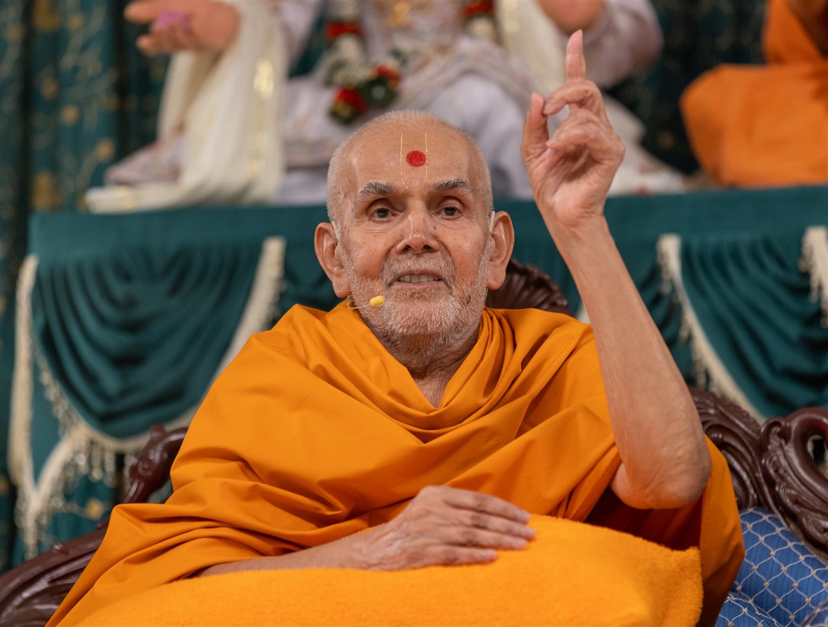 Swamishri responds with vivid memories of Yogiji Maharaj