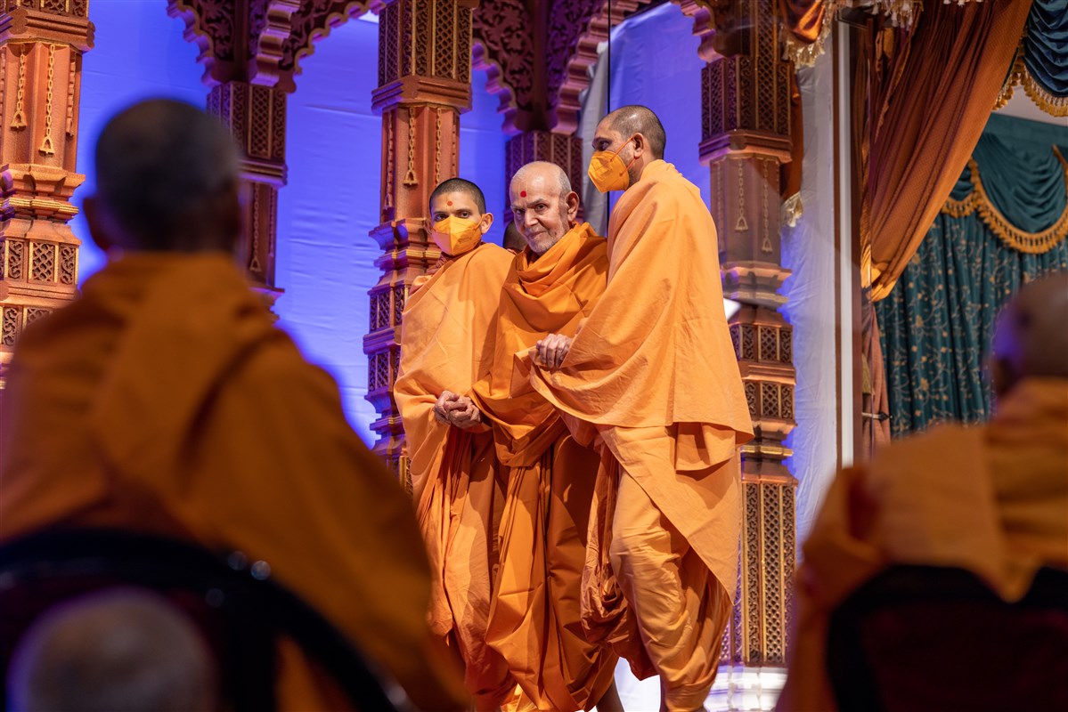 Swamishri departs from the morning assembly