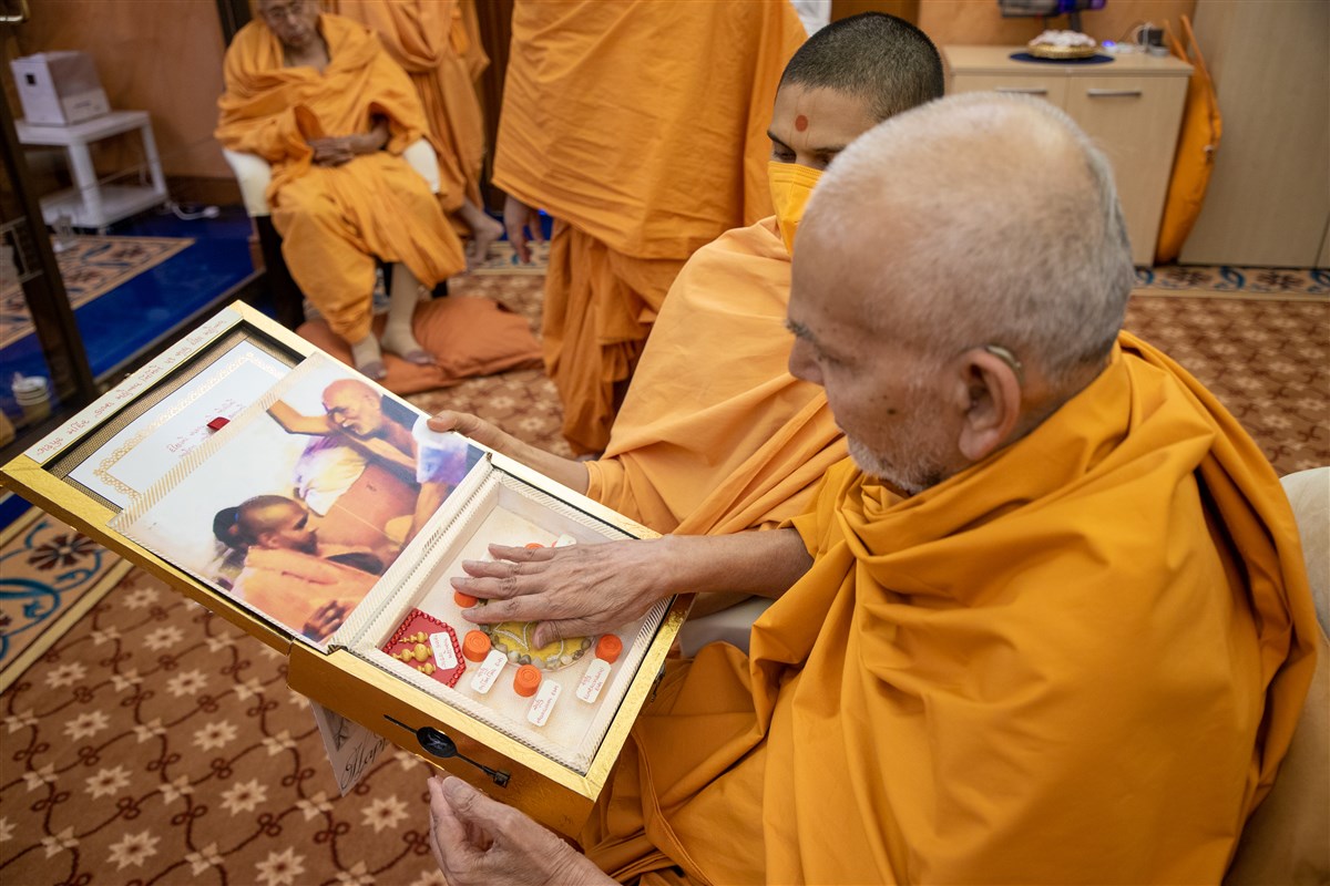 Swamishri blesses a decorative offering from the mahilas