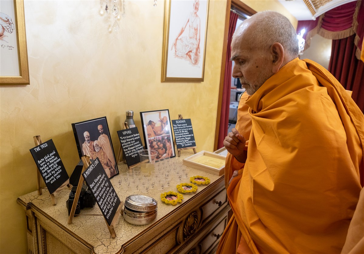 Swamishri observes a devotional display about Yogiji Maharaj