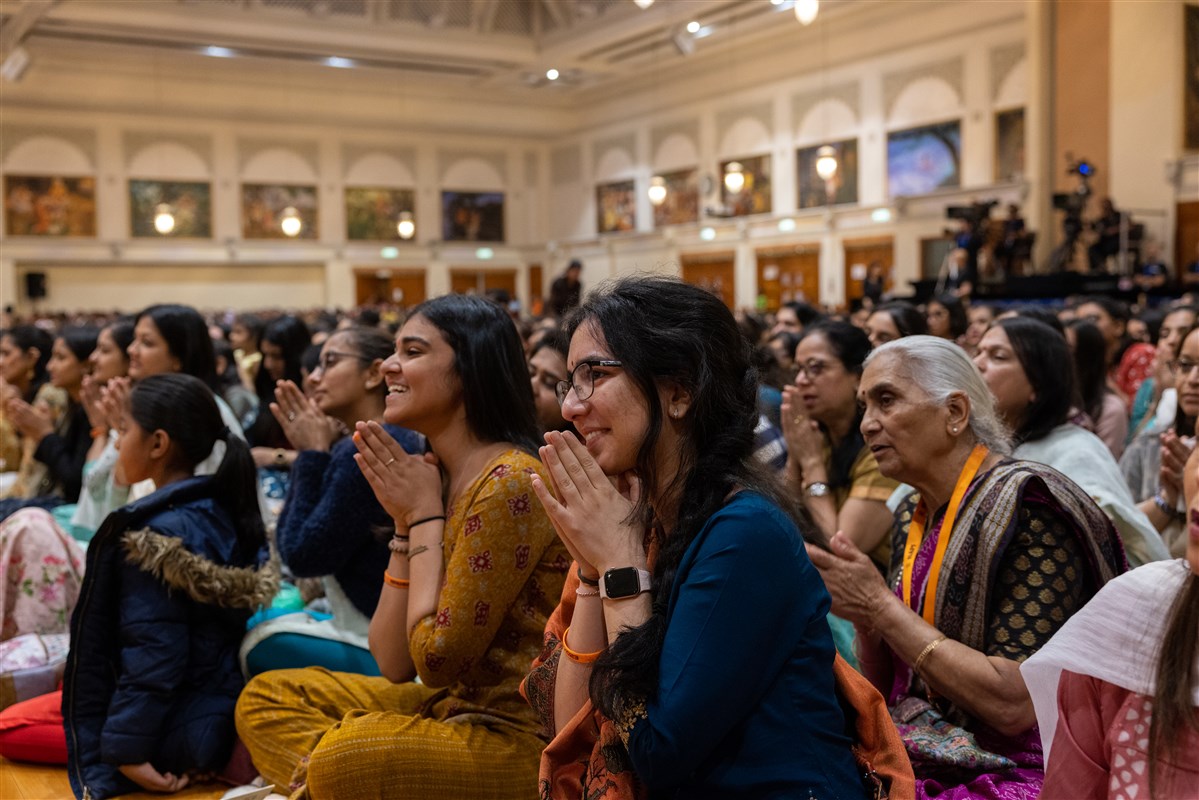 Devotees enjoy Swamishri's interactions in the special programme
