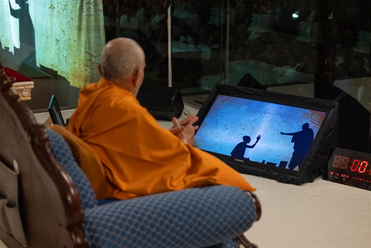 Swamishri engrossed in the shadow play about the life of Yogiji Maharaj