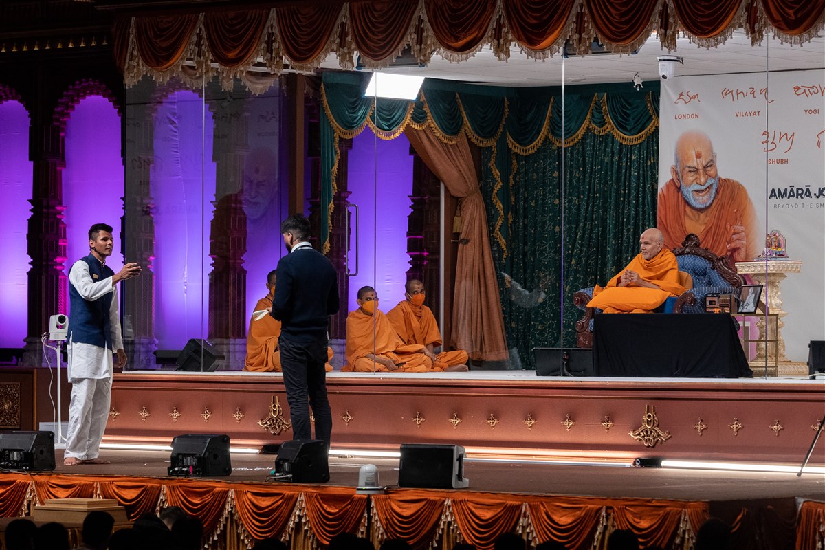Swamishri listens attentively to the narrators