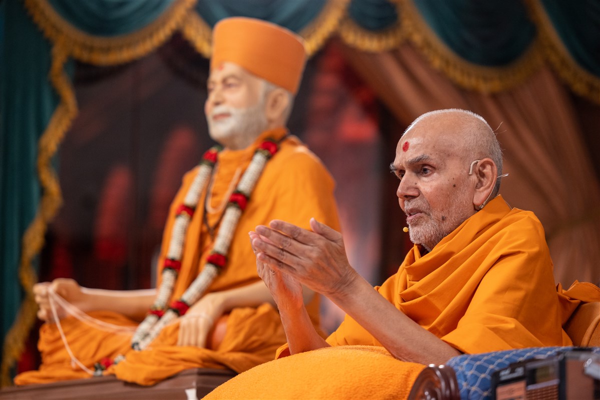 Swamishri narrating memories of Yogiji Maharaj