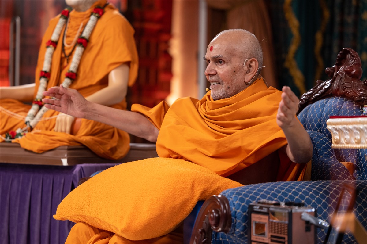 Swamishri narrating memories of Yogiji Maharaj