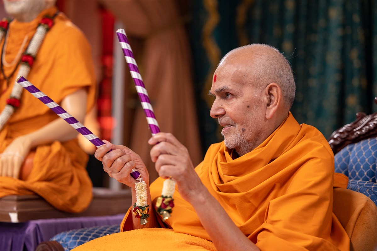 Swamishri interacts with devotees from the time of Yogiji Maharaj