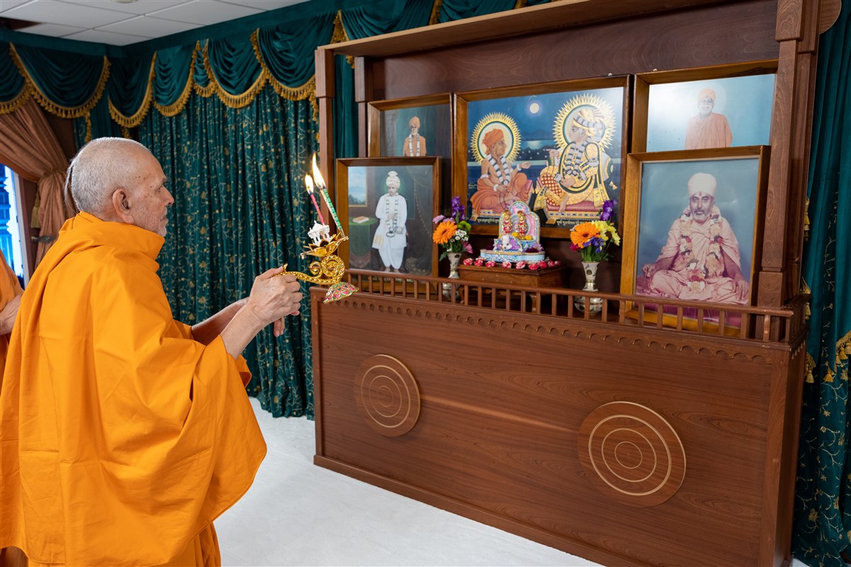 Swamishri relives the murti-pratishtha arti of the mandir in Islington inaugurated by Yogiji Maharaj in 1970