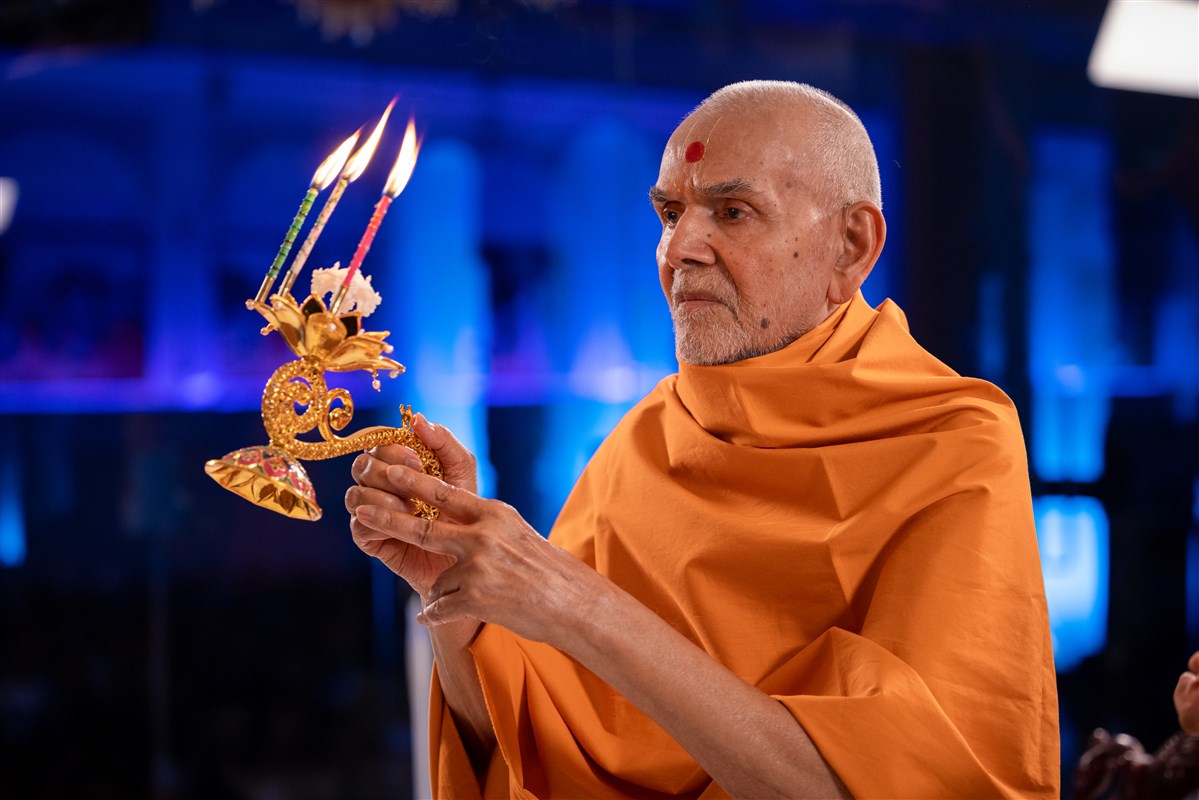 Swamishri performing the evening arti