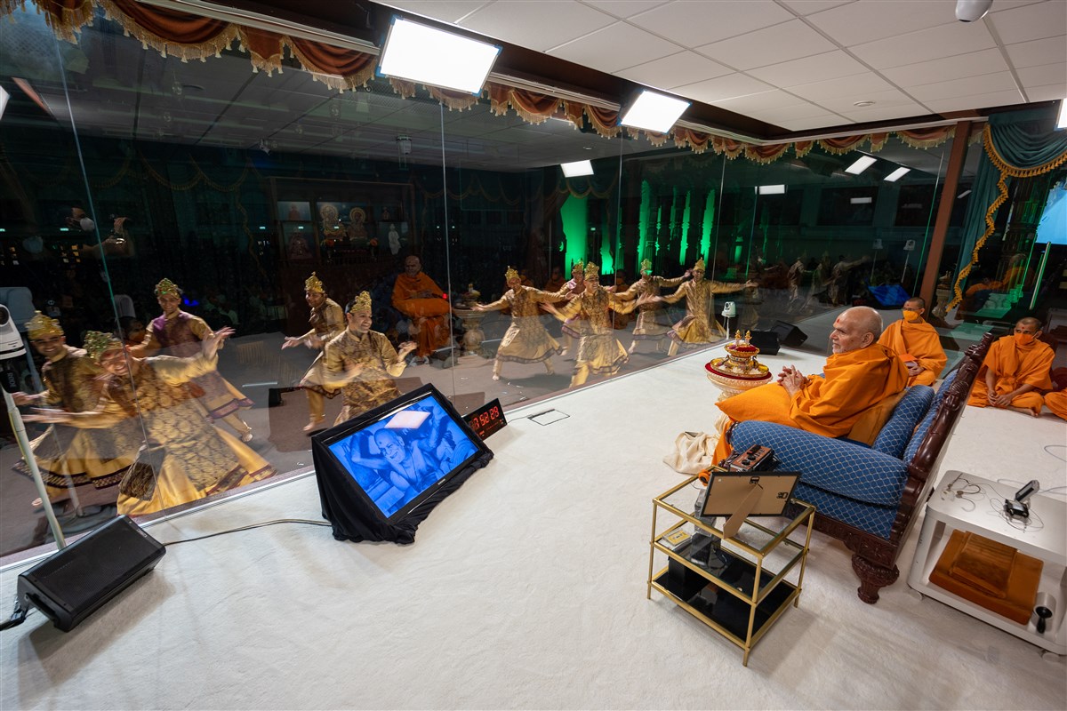 Swamishri watches a devotional dance performance